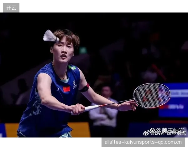 羽毛球少女打嗨自转，点燃运动新潮流